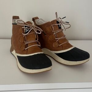 Sorel Women's Tan and Black Winter Boots